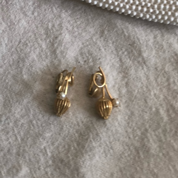 True Vintage 90’s gold faux pearl clip on earrings - Picture 2 of 4